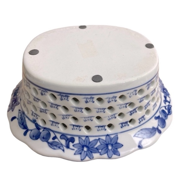Chinoiserie Porcelain Pierced
Oval Bowl Blue and White
Blueberry Fruit Design - Picture 5 of 9